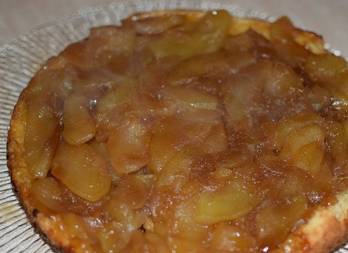 1. Этап. Карамельный яблочный пирог: Выпекаем пирог минут 30-35 в разогретой до 180 градусов духовке. Затем ножом отсоединяем края пирога от формы и перекидываем пирог на плоское блюдо.