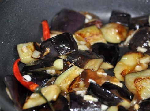 1. Этап. Баклажаны в воке: Заливаем баклажаны в воке подготовленной нами заранее заправкой и тушим минут 1,5-2 до загустения. Не забываем перемешивать!!!!