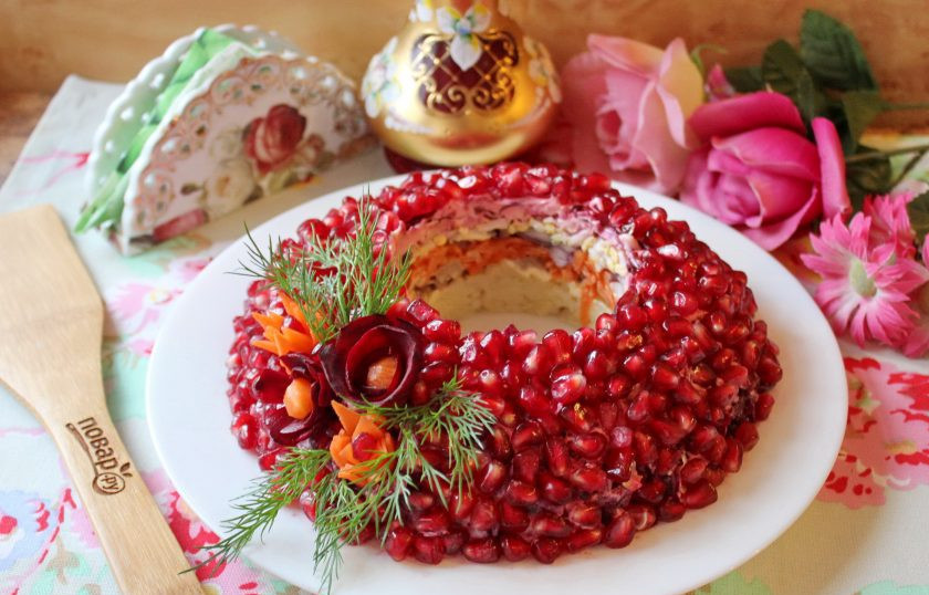 1. Этап. Салат Гранатовый браслет с языком: Украсьте салат и подавайте на праздничный стол.