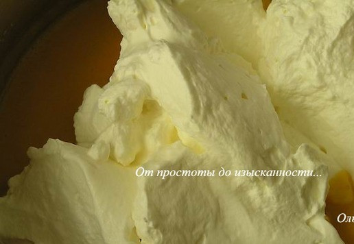 1. Этап. Абрикосовое мороженое с бадьяном: Отдельно взбейте сливки до устойчивости, добавьте в основную массу.