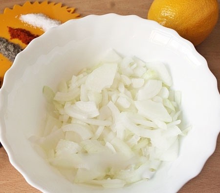 1. Stage. Fast barbecue marinade: Cut the onion into half rings or smaller.