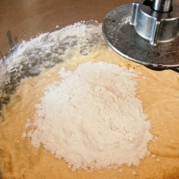 1. Этап. Вишневые бухты: Постепенно вводя муку, перемешиваем тесто на низкой скорости вашего аппарата для замешивания теста (кому чем удобнее).