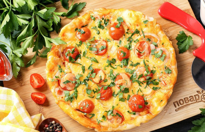 1. Этап. Пицца с сыром в мультиварке: Пицца с сыром в мультиварке готова. Благодаря пергаменту, пиццу очень удобно вытаскивать из чаши. Вкусно и в горячем, и в остывшем виде. Приятного аппетита!