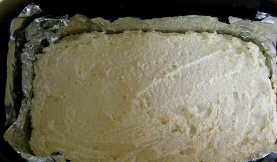 1. Этап. Манная запеканка в духовке: 6. Жаропрочную форму смазать сливочным маслом и присыпать манкой (можно застелить пергаментом). Выложить половину творожного теста. Вымыть и обсушить ягоды и распределить по поверхности. Накрыть второй половиной теста. Запекается манная запеканка в духовке в домашних условиях около 45 минут, пока не появится румяная корочка.