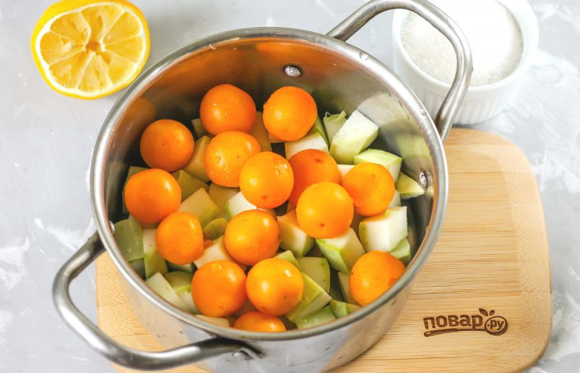 1. Этап. Компот из кабачков и алычи: Промойте алычу и добавьте в емкость. По желанию вы можете удалить из плодов косточки.