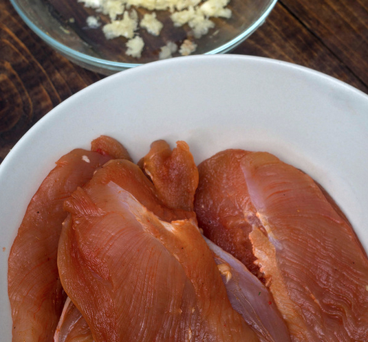 1. Этап. Бастурма из курицы: Мясо кладем под гнет и отправляем в холодильник на сутки. Затем промываем и хорошенько просушиваем.