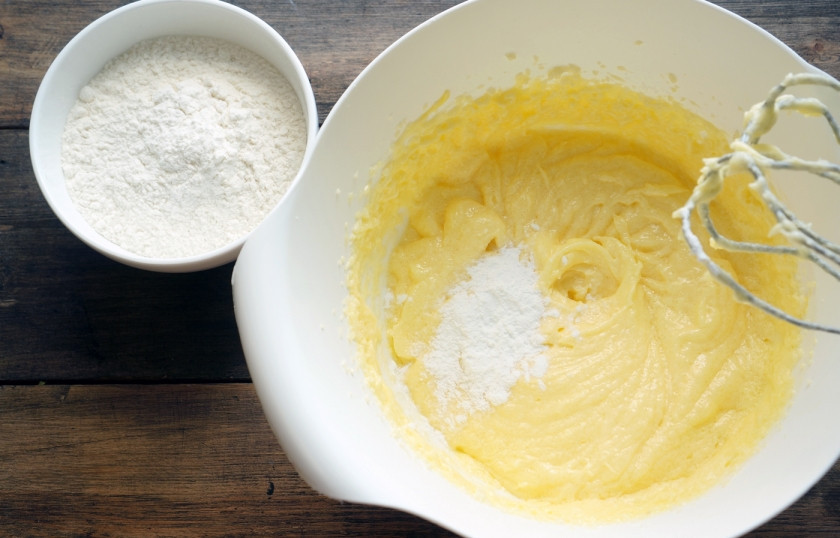 1. Этап. Масляный бисквит: Муку смешайте венчиком с разрыхлителем. Постепенно добавляйте ее в тесто, не переставая работать миксером.