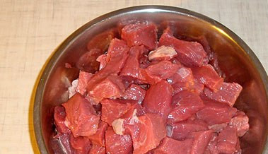 1. Этап. Тушеное мясо с грибами: 1. Говядина по этому рецепту получается очень вкусной, а вместе с овощами и грибами она еще ароматнее. Для начала нарезаем говядину кусочками среднего размера.