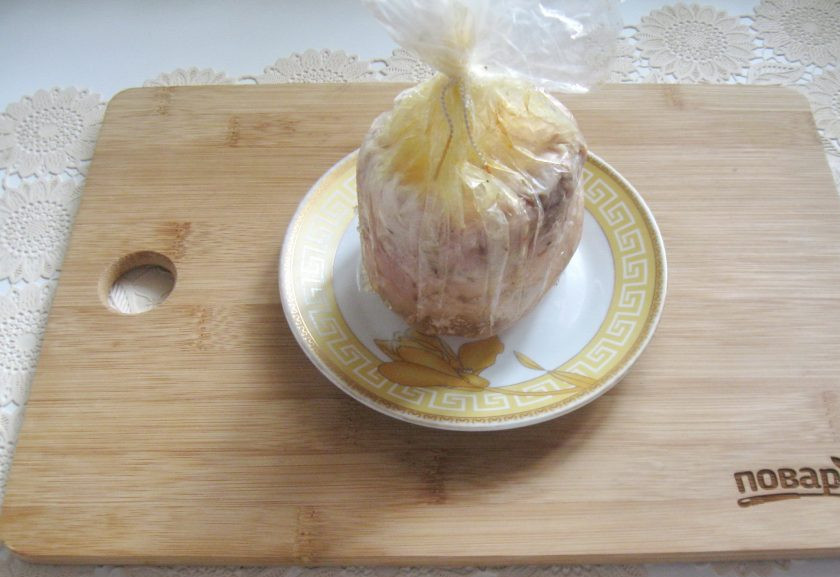 1. Этап. Ветчинная колбаса: Поставьте банку с курицей в духовку, разогретую до 180 градусов и запекайте 40-45 минут. После достаньте из духовки, немного охладите и поставьте в холодильник до полного застывания на несколько часов, а лучше на ночь. Затем достаньте пакет с колбасой из банки.