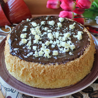 Бисквит с шоколадной глазурью