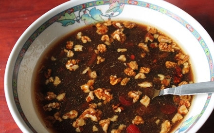 1. Этап. Шоколадно-ореховый пирог за 15 минут: 6. Соедините муку с фруктами и водой.