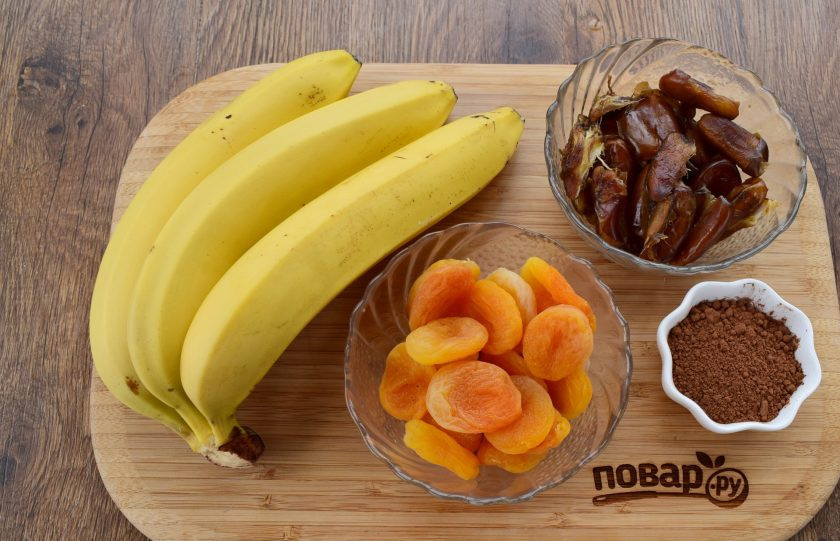 1. Этап. Ржаное пирожное постное: Теперь займитесь начинкой. Финики и курагу залейте кипятком на 10 минут, слейте воду.