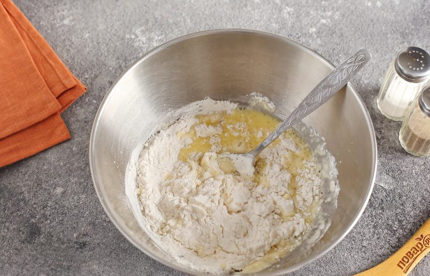 1. Этап. Рулет с тыквой на пару: Частями добавьте муку.