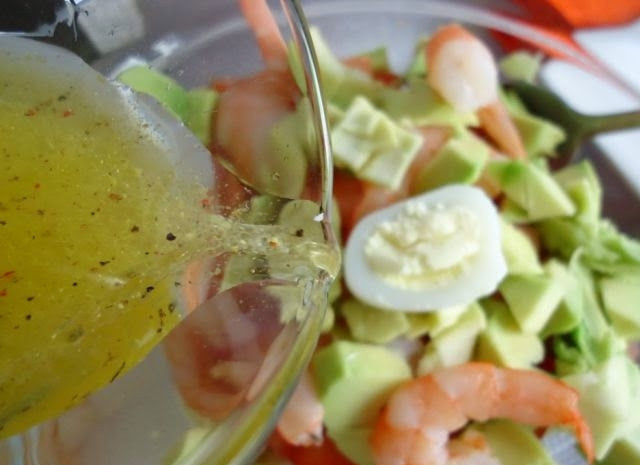 1. Этап. Салат из авокадо с креветками и яйцом: Креветки разморозьте и промойте слегка в холодной воде. Смешайте все ингредиенты, залейте заправкой.