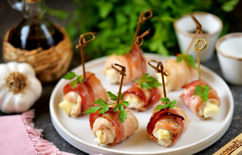 1. Этап. Куриные рулетики с плавленым сыром в беконе: Куриные рулетики с плавленым сыром в беконе готовы! Подавайте в горячем виде сразу же после запекания. Приятного аппетита!