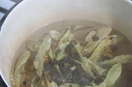 1. Этап. Зеленый чай с липой: 2. В небольшую кастрюлю положите чай и липу. Залейте горячей кипяченной водой и поставьте кастрюлю на водяную баню. Варите, накрыв крышкой, 15 минут. Снимите с огня.