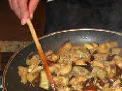 1. Этап. Капоната: Аккуратно жарьте до золотистого цвета (8-10 минут). Посолите.