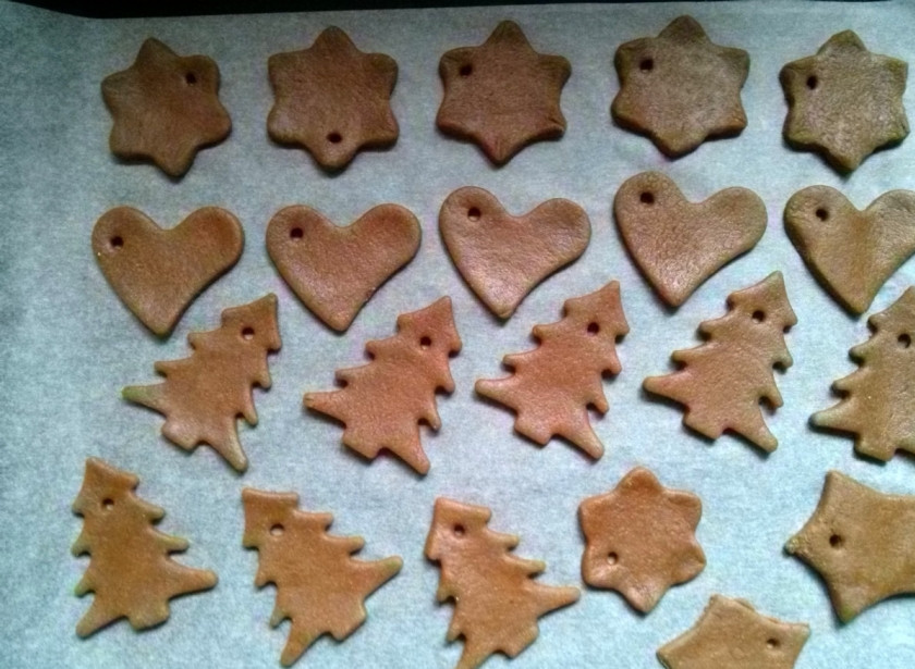 1. Этап. Пряники на Новый год: Разогрейте духовку до 150 С. Застелите противень пергаментом для выпечки и выложите на него заготовки пряников.