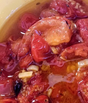 1. Этап. Теплый салат из помидоров, моцареллы и орегано: Отправить в духовку на 8 минут. Потом выключить духовку и дать помидорам в ней 