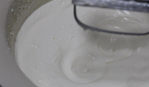 1. Этап. Шоколадный торт Для тебя: Сливки взбить с сахарной пудрой. Влить желатин, не переставая взбивать.