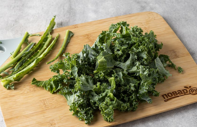 1. Этап. Капуста кале на зиму: Капусту кале промойте и обсушите. Удалите жесткий стебель в центре. Крупно порежьте листья.