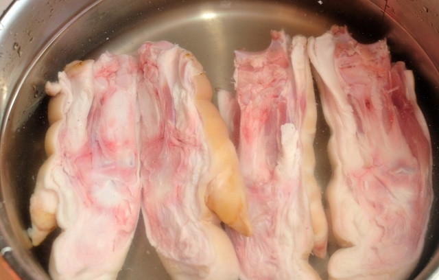 1. Этап. Свиные ножки по-армянски: 3. Выложите в кастрюлю, залейте холодной водой. Меняйте периодически воду, пока она не станет абсолютно прозрачной.