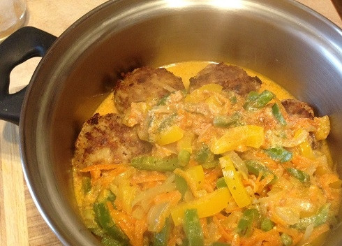 1. Этап. Тефтели с рисом и овощным соусом: И сверху выложим овощной соус. Распределим соус между тефтелями и ставим на небольшой огонь. Пусть потушатся минут 10-15 с момента закипания.