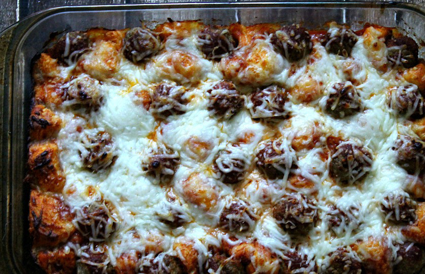 1. Этап. Тефтели с картошкой в духовке: 4. Теперь отправить форму в разогретую духовку. В среднем запекать тефтели с картошкой в духовке в домашних условиях нужно около 1 часа, чтобы все как следует проготовилось.