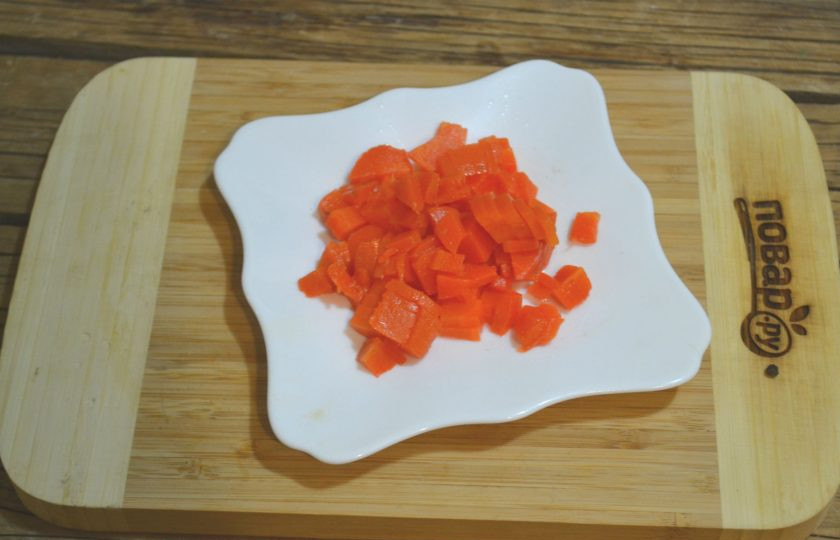 Холодец из рульки свиной 1. Этап. Холодец из рульки свиной: Морковь порежьте мелким кубиком. Она не только дополнит вкус холодца, но и послужит украшением для него.