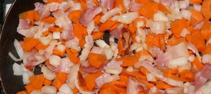 1. Этап. Суп Лондондерри: Добавляем на сковороду овощи, жарим все вместе.