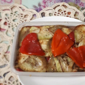 1. Этап. Закуска из перца и баклажанов: Контейнер закрываем крышкой и ставим в холодильник на несколько часов. А лучше употреблять на следующий день, тогда овощи хорошо промаринуются. Размер моего контейнера 17 х 12х 5 см.