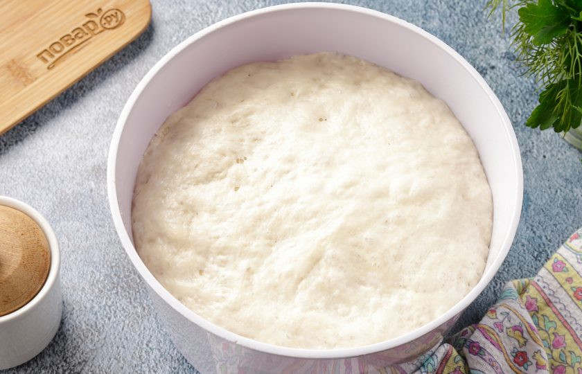 1. Этап. Дрожжевые беляши на воде: Тесто должно увеличиться почти в два раза.