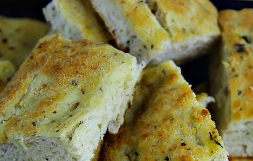 1. Этап. Фокачча (рецепт): 14. Готовую выпечку остудите в течение нескольких минут, а затем нарежьте и наслаждайтесь.