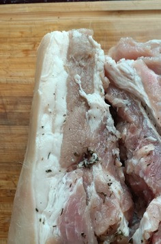 1. Этап. Грудинка запеченная в духовке: Достаем грудинку из рассола и обсушиваем.