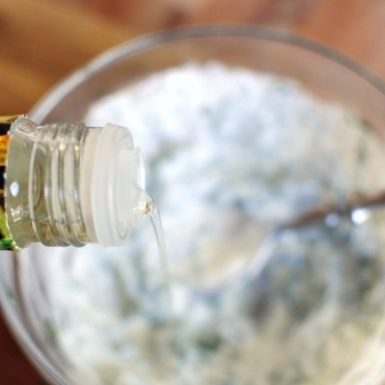 1. Этап. Салат из огурцов в сметанном соусе: Добавляем немножко уксуса.