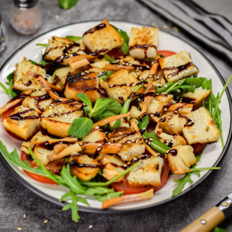 Салат с сыром косичка и сухариками