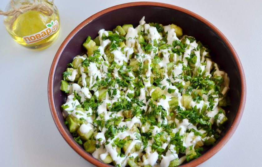 1. Этап. Кабачковый крамбл: 4. Переложите овощи в огнеупорную тару для запекания, добавьте любимых специй, если хотите. Полейте сметаной, посыпьте рубленной зеленью.