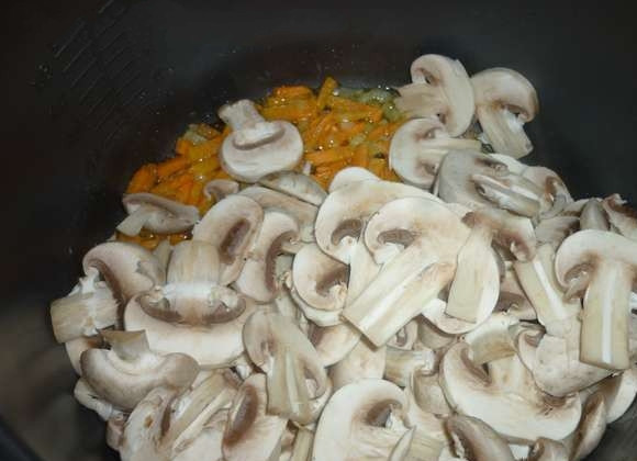 1. Этап. Плов с грибами в мультиварке: Итак, нарезаем лук мелкими кубиками, а морковь трем на крупной терке, выкладываем в мультиварку. Устанавливаем режим 