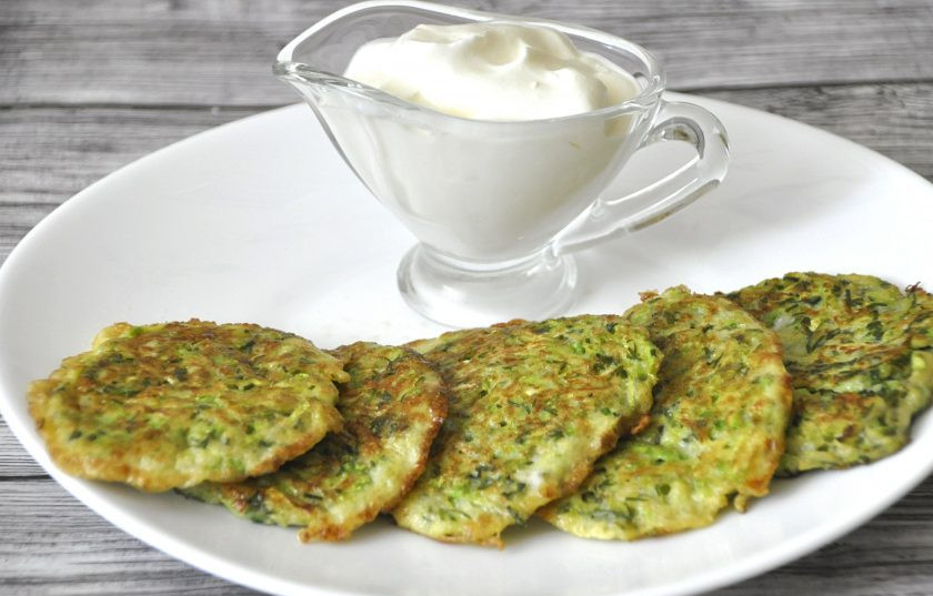 1. Этап. Кабачковые оладьи без муки: Подавайте кабачковые оладьи со сметаной или с овощными соусами. Приятного аппетита!