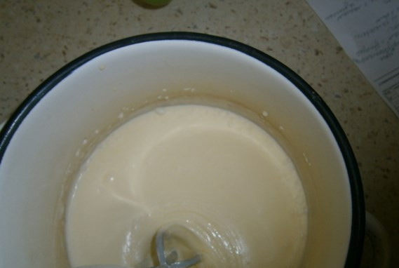 1. Этап. Тирамису с вишней: Сначала взбейте сливки с сахаром.