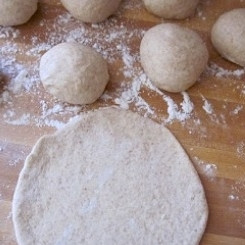 1. Этап. Пита: Каждую часть теста скатываем в шар, из которого раскатываем лепешку диаметром примерно 15 см.