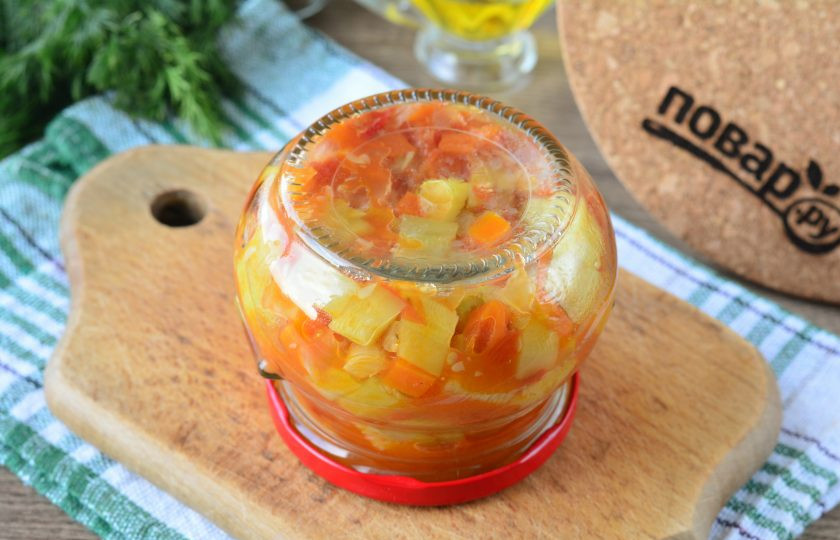 1. Этап. Кабачки с помидорами и морковью на зиму: Закатайте крышками и утеплите.