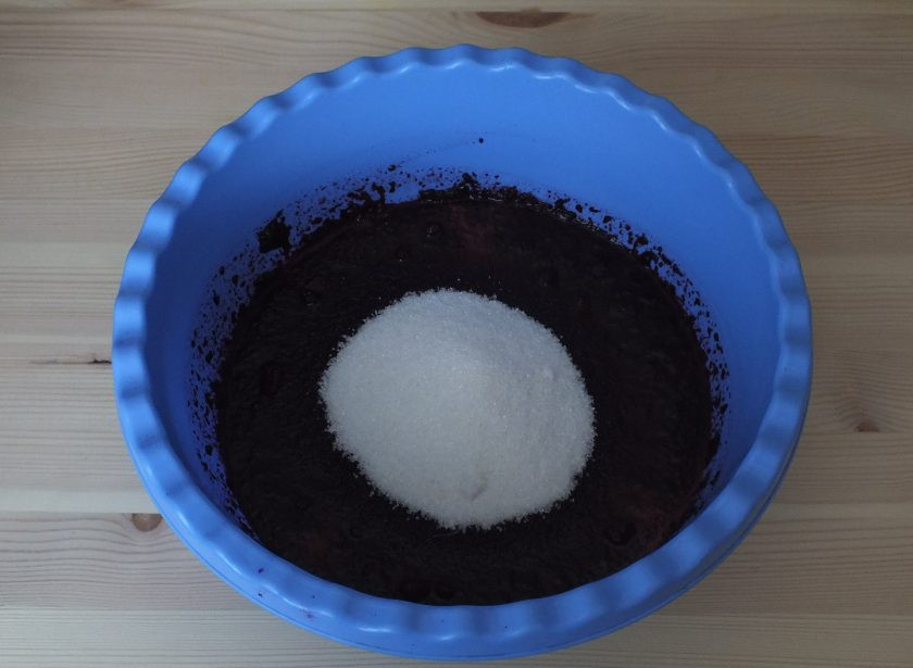 1. Этап. Джем из черной рябины: Добавьте сахар и перемешайте.