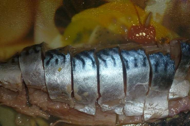 1. Этап. Сагудай из скумбрии: Полученные филе порежьте на небольшие кусочки шириной около двух сантиметров.