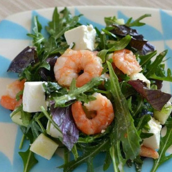 Cалат с руколой и креветками