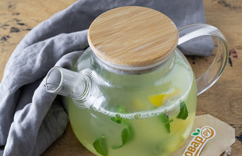 1. Этап. Имбирь при кашле: Влейте горячую воду. Накройте чайник и укутайте в полотенце, оставьте настаиваться на 1 час.