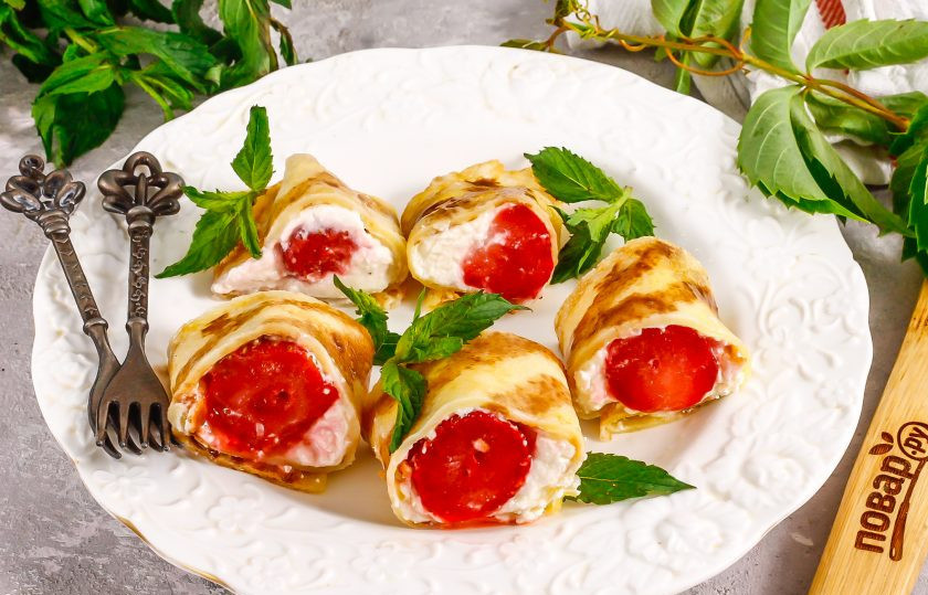 1. Этап. Десертные роллы: Нарежьте рулетик из блина на части и выложите их на тарелку. Полейте карамельным или шоколадным соусом, украсьте и подайте к столу.