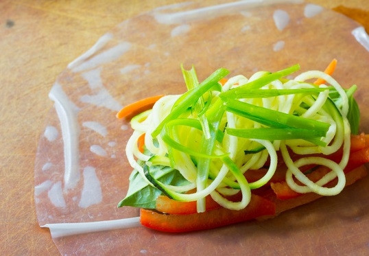 1. Этап. Вьетнамские спинг-роллы: 5. И выложите остальные овощи.