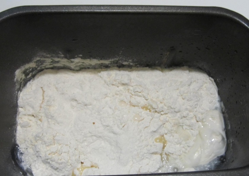 1. Этап. Ржаной хлеб на кефире: Вводите муку, соль, дрожжи. Перемешайте, дайте настояться час или два.