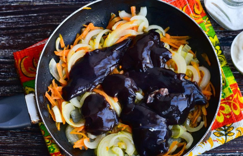 1. Этап. Печень кролика в сметане: Выложите печень сверху на овощи.